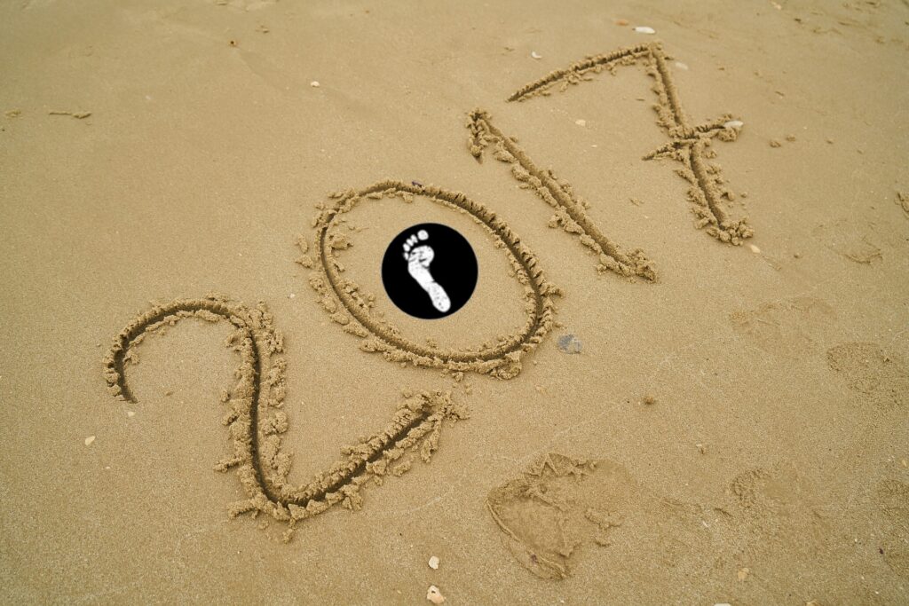 Logo und 2017 im Sand