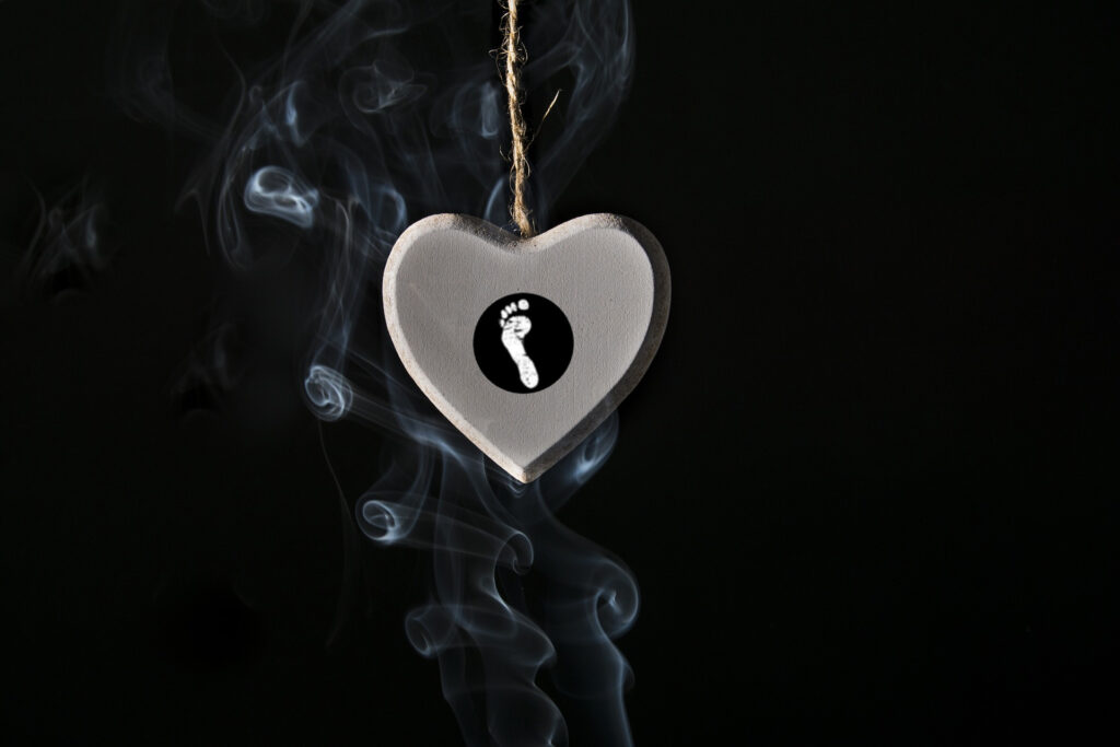 Herz mit Logo vor schwarzem Hintergrund