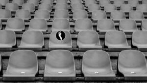 Beitragsbild: König Fußball regiert die Welt; leere Sitze im Fußballstadion