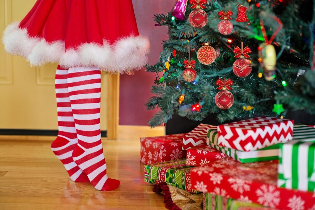 Bescherung, Weihnachtsbaum und rot-weiße Kleidung, Tradition zu Weihnachten